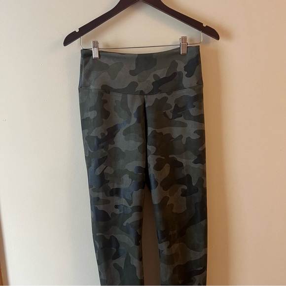 White House Black Market WHBM Runway Leggings Camo Print Size 4 Skinny High Rise - Picture 3 of 10